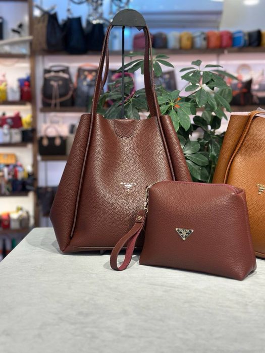 Geanta Prada noua !!! Dimensiuni 34/30 !!!