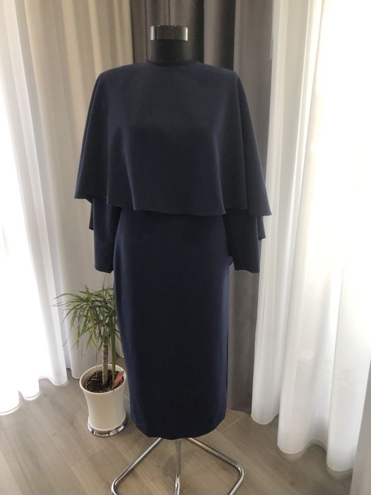 Rochie dreapta cu capă.