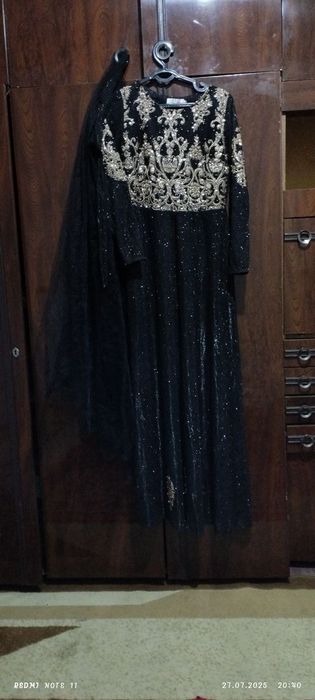 Вечернее платье с стразами и вышивкой