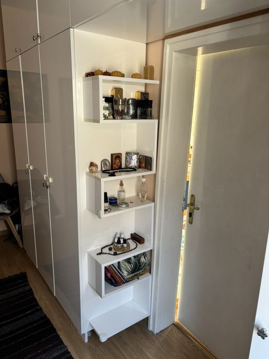 Трикрилен гардероб с надстройка и допълнителен модул