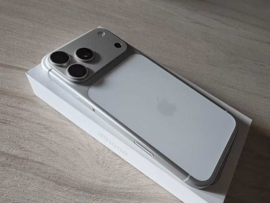 Продавам като нов iPhone 17 pro max silver 256gb.