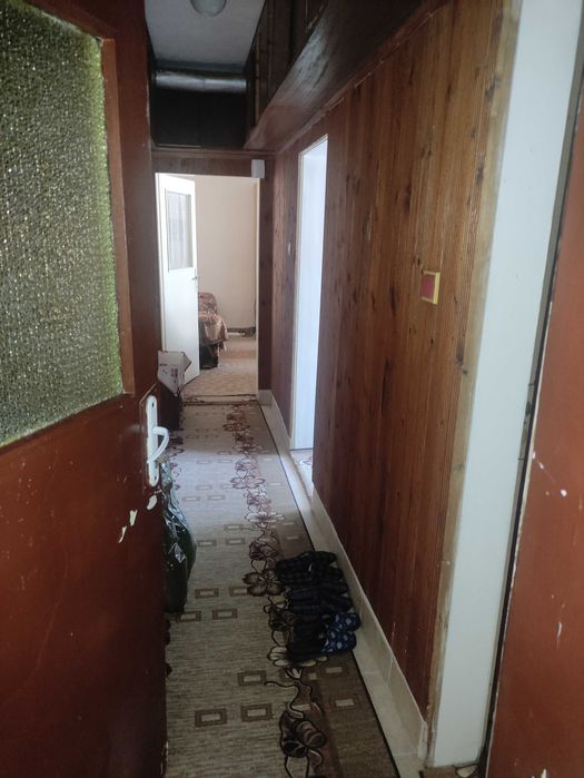 Продават се първи и трети етаж от къща