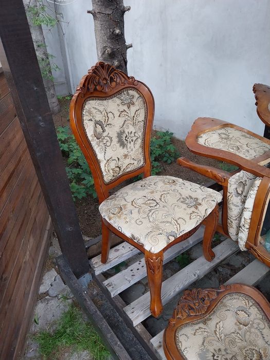 Scaune dining clasic din lemn masiv, tapițat, cu finisaj elegant