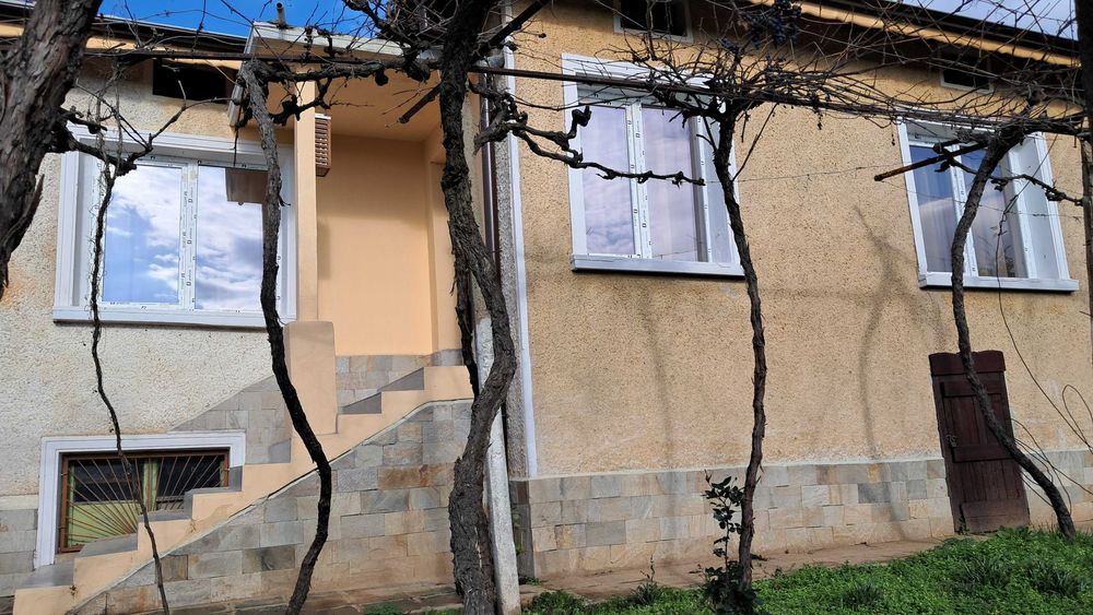 Къща с голям двор с.Ветрен