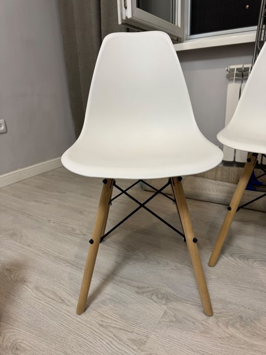 Комплект белых стульев в стиле Eames (4 шт.)
