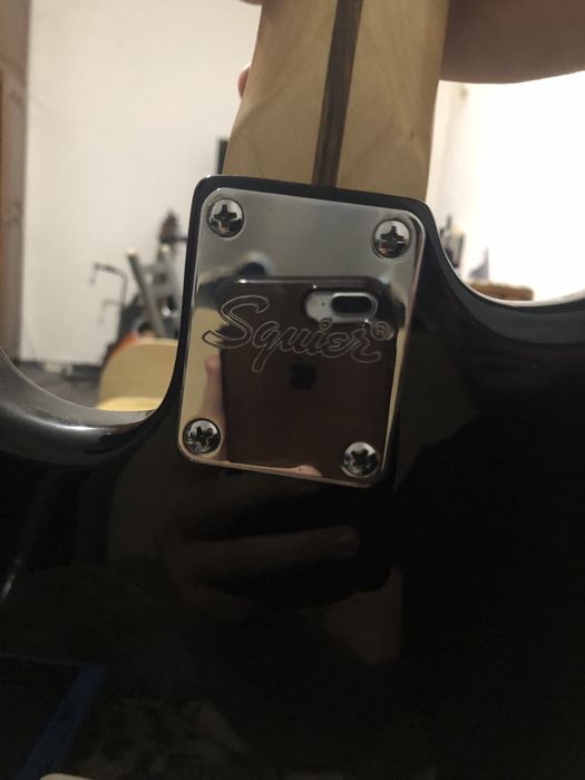 Vând chitara Fender Squaier Strat CA ȘI NOU.
