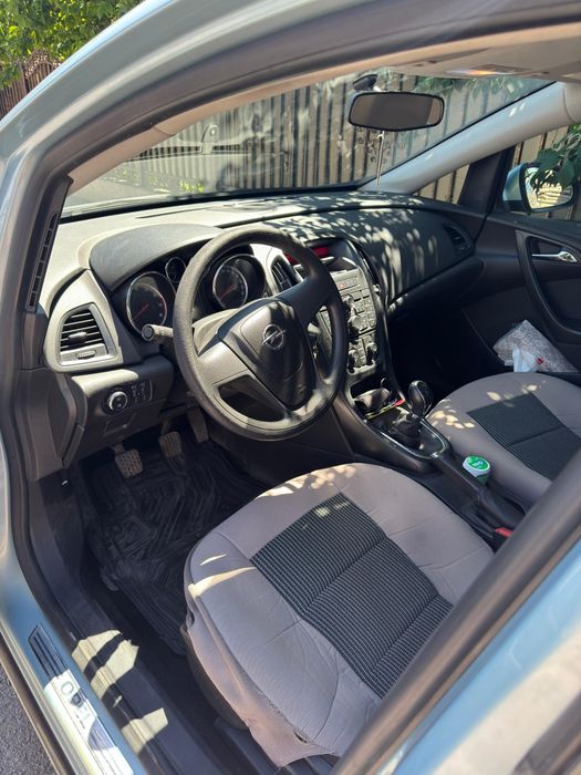 Vând Opel Astra J 2010