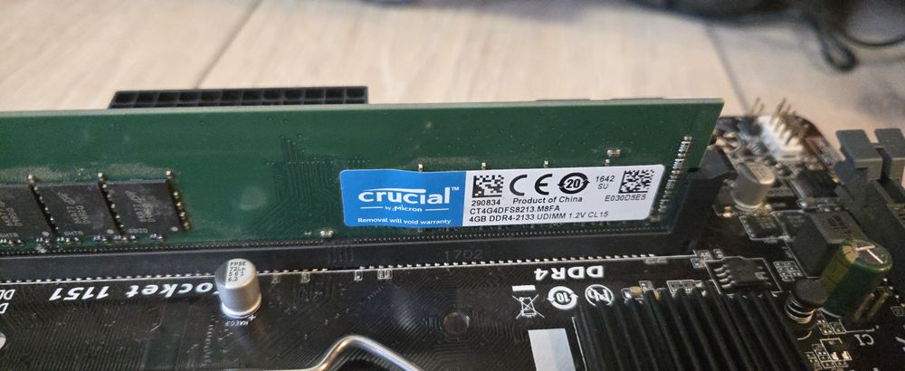 Vând placa de baza GIGABYTE GA-H110M-S2V, processor i3-6100, RAM DDR4 4GB