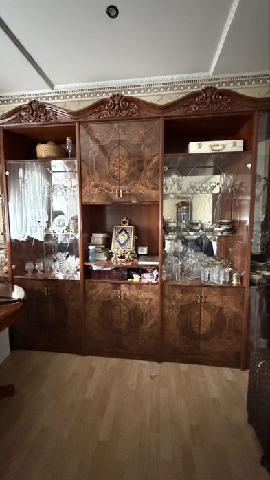 Продается класический комлект из шкафов в гостинную/зал