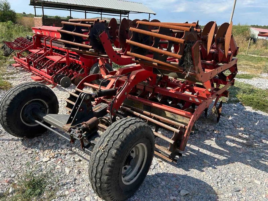 Продавам две дискови брани, торачка, култиватор, плуг и сечка