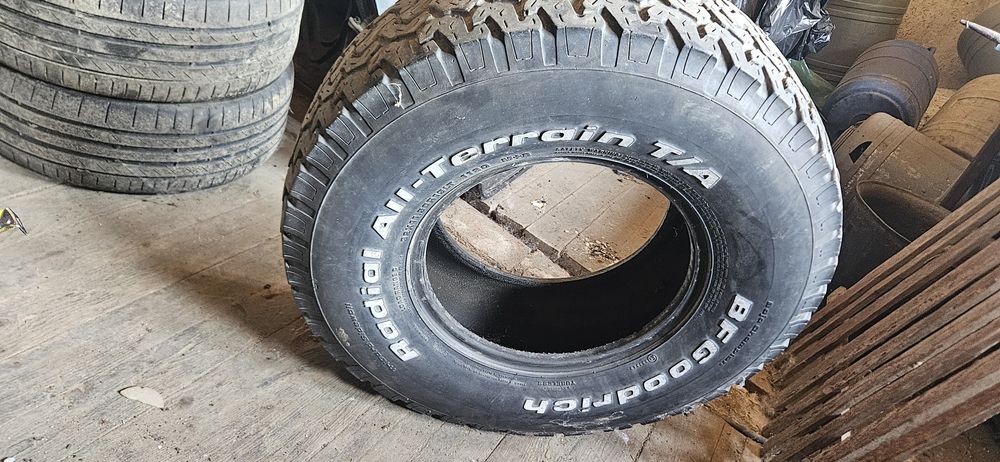 Se vând doua anvelope , una pentru remorca 165/80 R 13 si una pentru rezerva SUV  32x11.5 R15