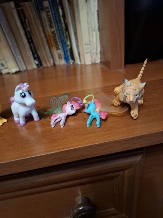 Vând figurine pokemon