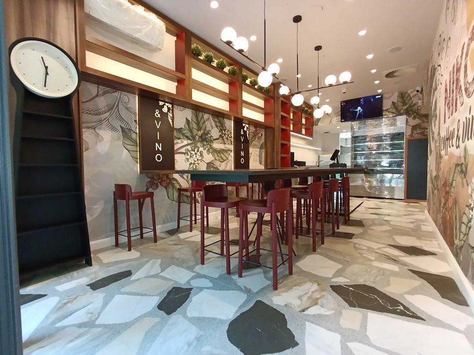 бар столове, споделена маса, дървени шкафове