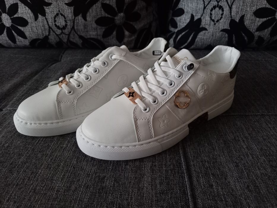 Продам кроссовки женские