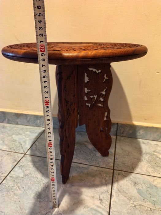 Прекрасна Дървена Масичка-Дърворезба