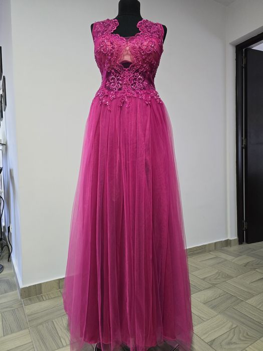 Rochie banchet din dantela brodata, matase si tull, roz zmeura