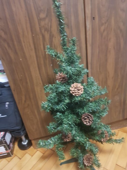 Изкуствена елха с шишарки -  височина 1 м.