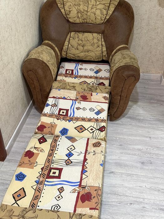 Диван екі креслосымен сатылады.