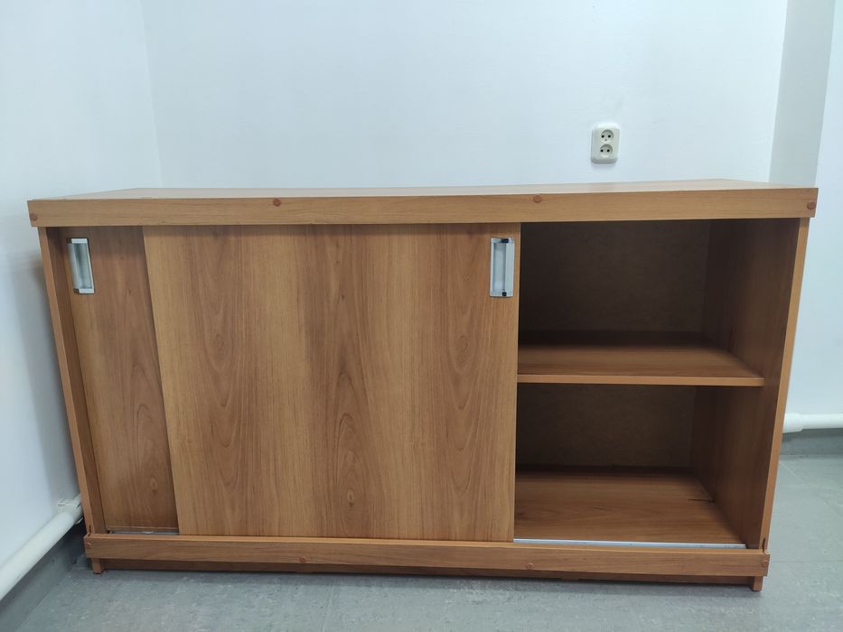 Комод с дверями купе