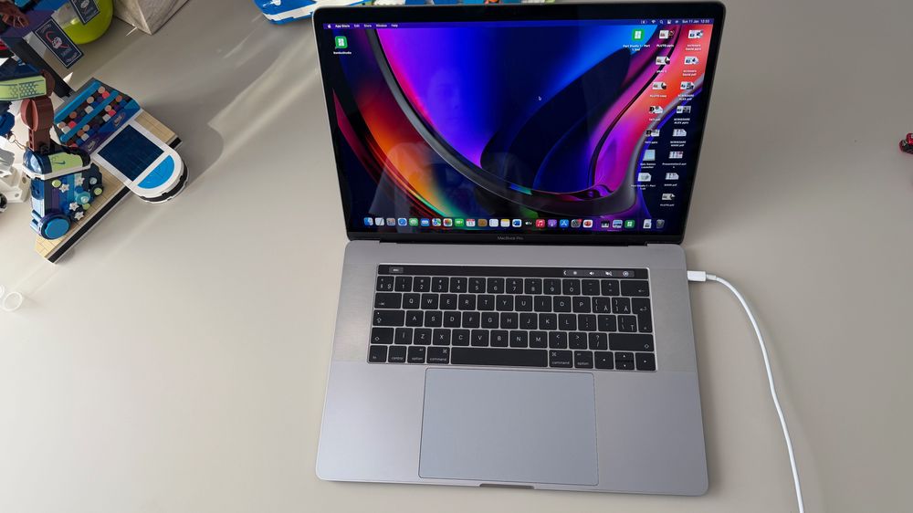 Apple Macbook Pro 15 inch cu touchbar, 2016, i7, 16Gb, 256 SSD