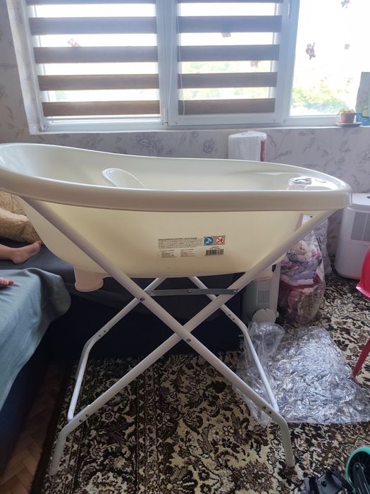 Продавам ваничка със стойка за бебе