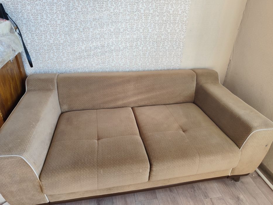 Продается диван на ножках