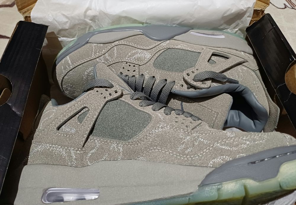 Air Jordan 4 x Kaws