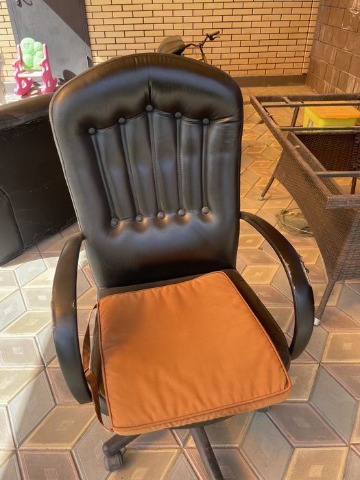 Продаётся офисный диван кресло стул