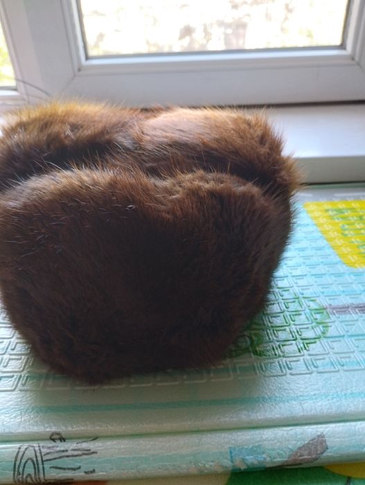 Продаются мужские шапки.