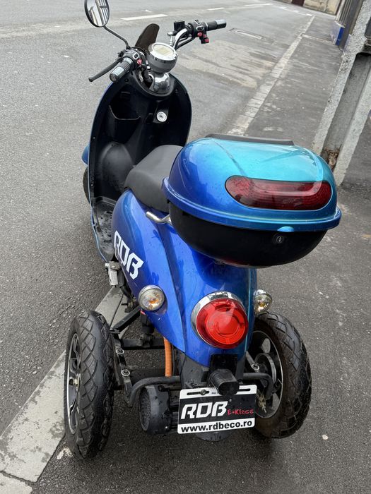 Triciclu electric cu trei roti