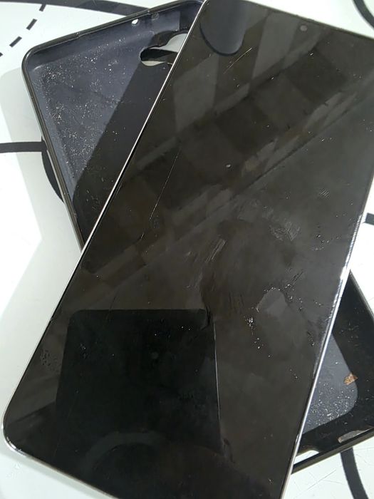 Samsung s21 plus crăpat usor fata spate funcționează impecabil.