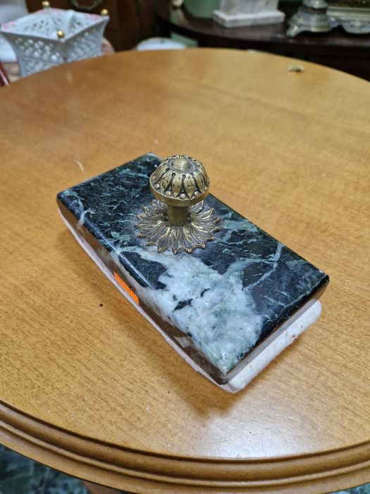 Прекрасна антикварна френска попиванелна- бронз и мрамор