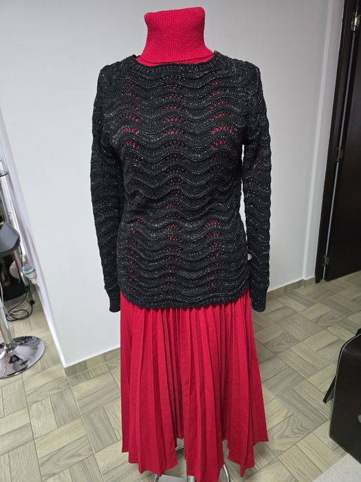 Pulover negru cu insertii de fir argintiu;