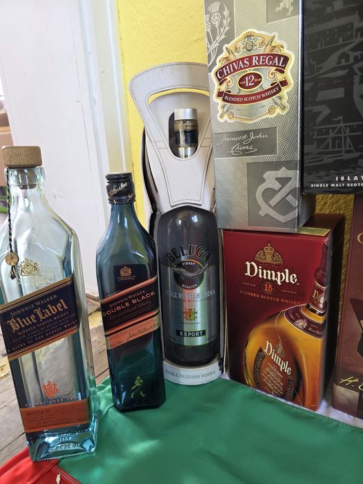 Празни бутилки от уиски