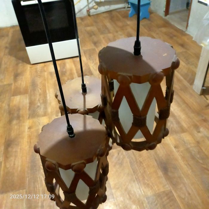 Продам люстру три лампы