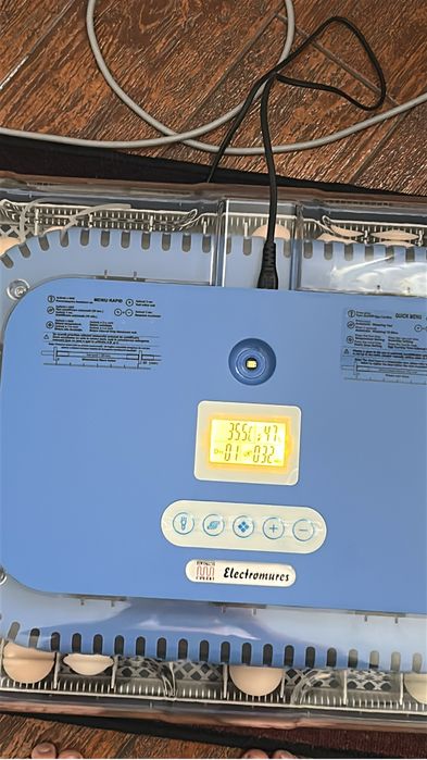 Incubator 70 de oua, electromures