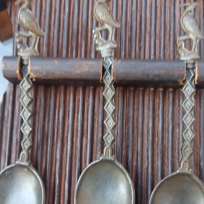 Винтидж  калаени лъжици върху дървен постамент