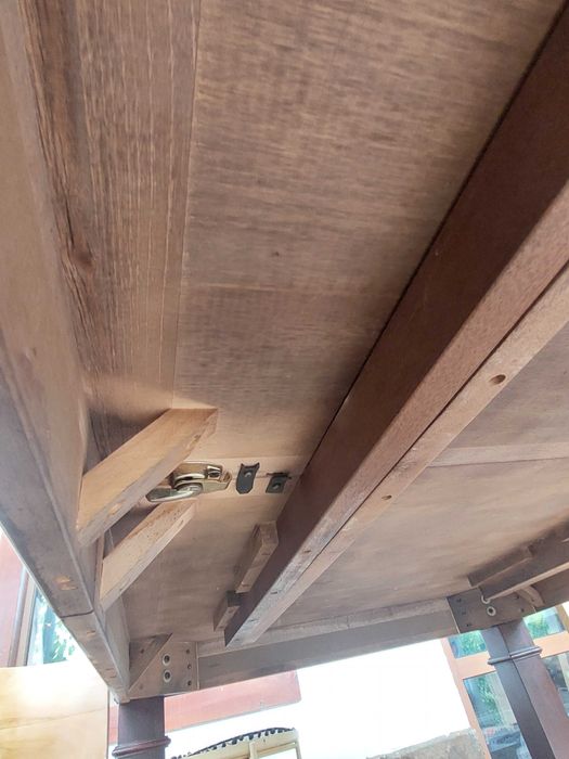 Голяма маса от масивно дърво