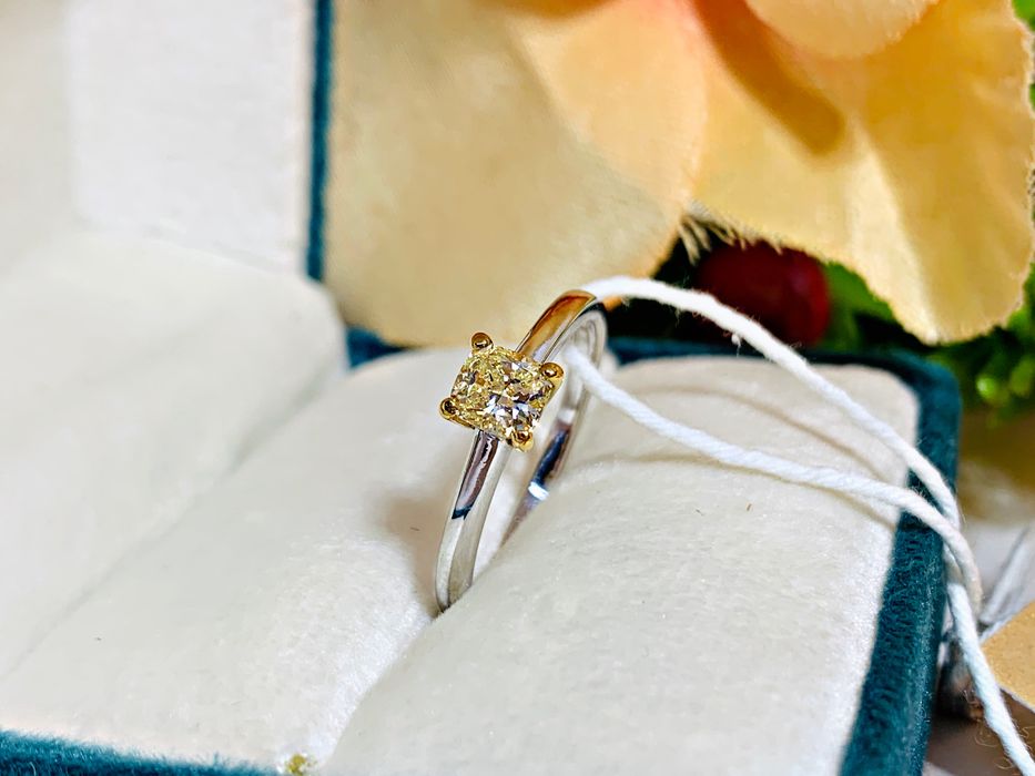 золотое кольцо модель «Одноглазка» с бриллиантом