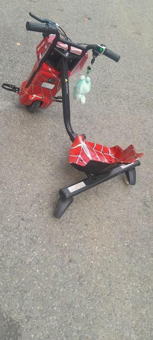 Vând tricicleta de drifturi electrica ca nou