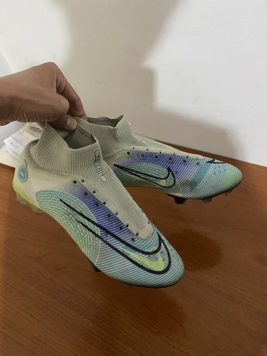 Asil narxi ancha qimmat boʻlgan NIKE butsisi