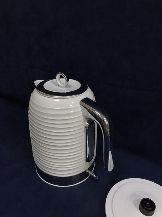 Електрическа кана Russell Hobbs