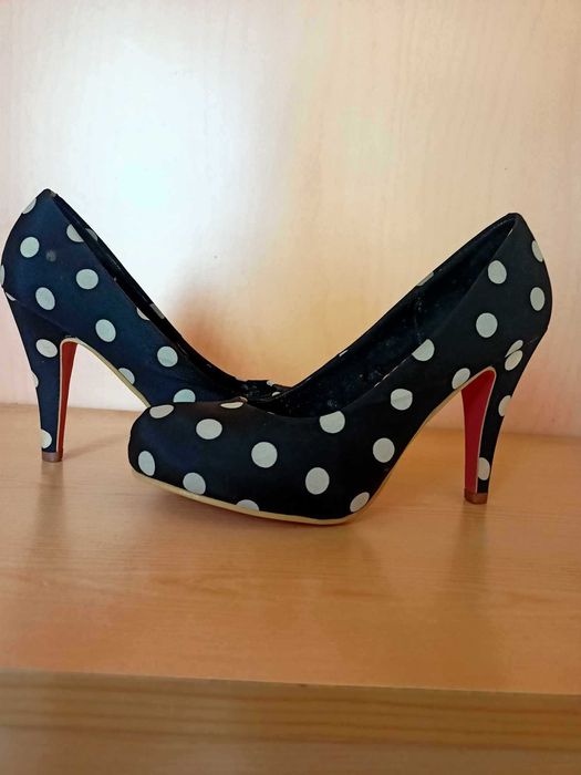 Обувки на висок ток