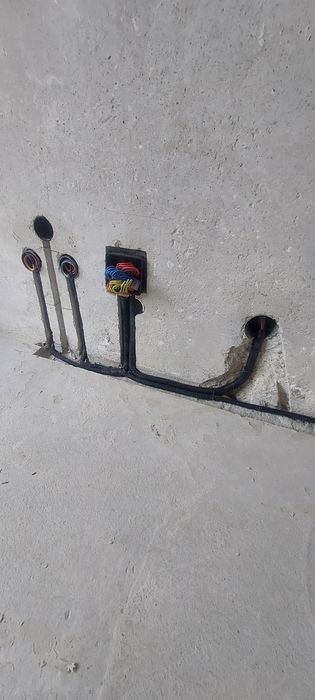 Demolari Taieri Betoane ,Decopertari  Gresie si Faianta ,Canelari Ins : Electrice si Sanitare.