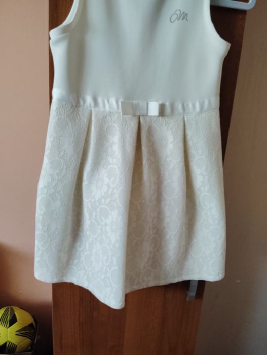 Бяла детска рокля.