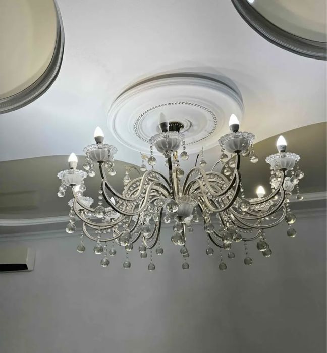 Люстра золотистого цвета