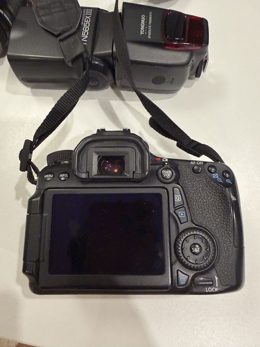 Canon EOS 70D kit + 18-55 STM + 50mm + blitz Yongnuo + rucsac Lowepro