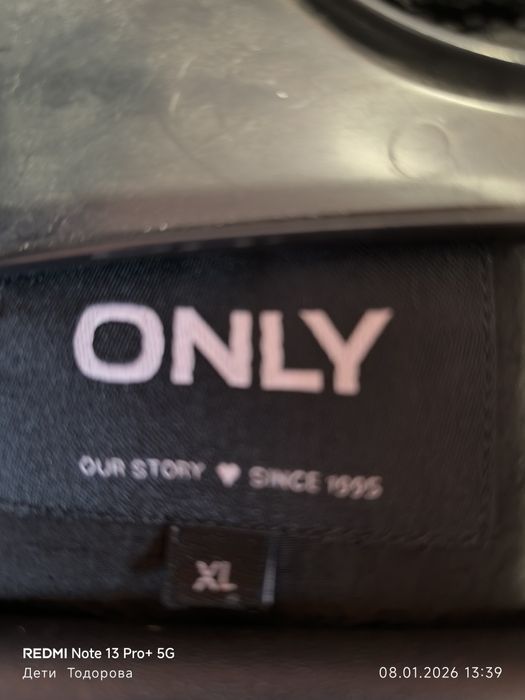 Продавам ново ,черно яке ONLY.