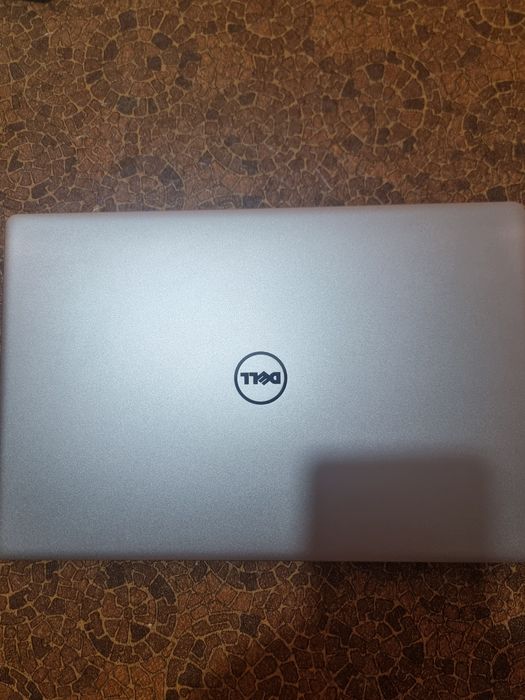 Dell XPS I7 -7500U 8gb ,256 SSD ( este modelul cu touch screen)
