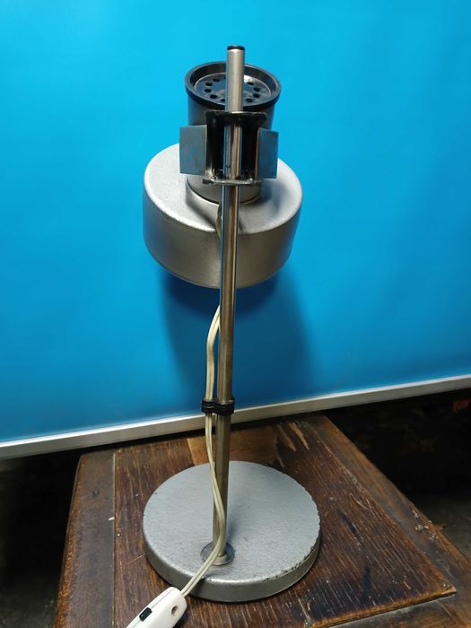 Стара индустриална настолна лампа.